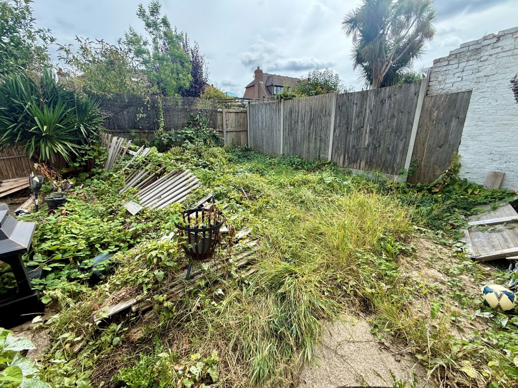 Lot: 112 - TWO-BEDROOM GROUND FLOOR FLAT WITH GARDEN - Garden to rear